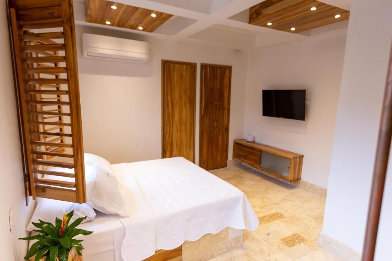 Blue House Castillo View Private Jacuzzi & Colonial Balconies Cartagena