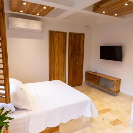 Blue House Castillo View Private Jacuzzi & Colonial Balconies Cartagena